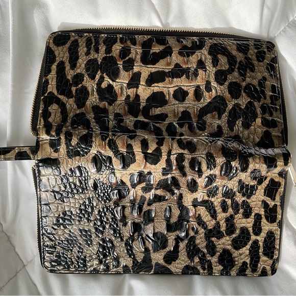 Brahmin Snow Leopard Skyler Wallet Wristlet - Picture 5 of 16